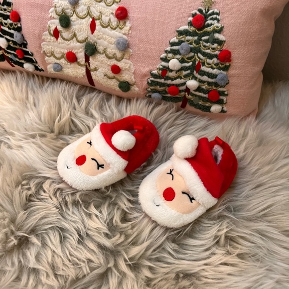 Adorable Baby Christmas Santa Slippers 12-18 Months - Boy or Girl - brand new! - Picture 8 of 10